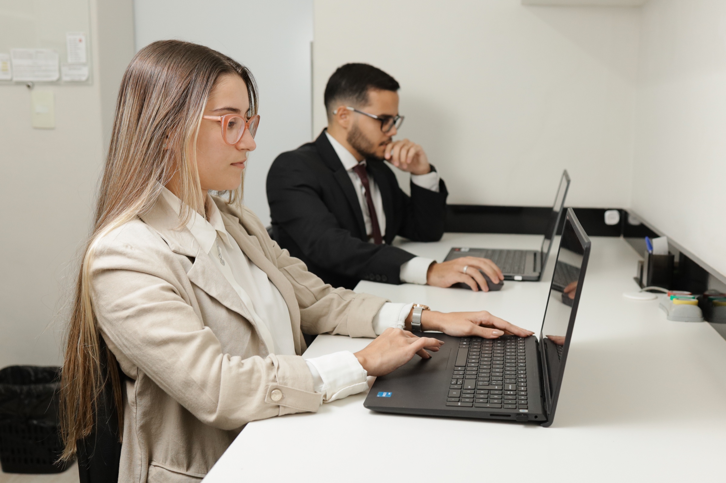 Equipe do escritório trabalhando nos computadores