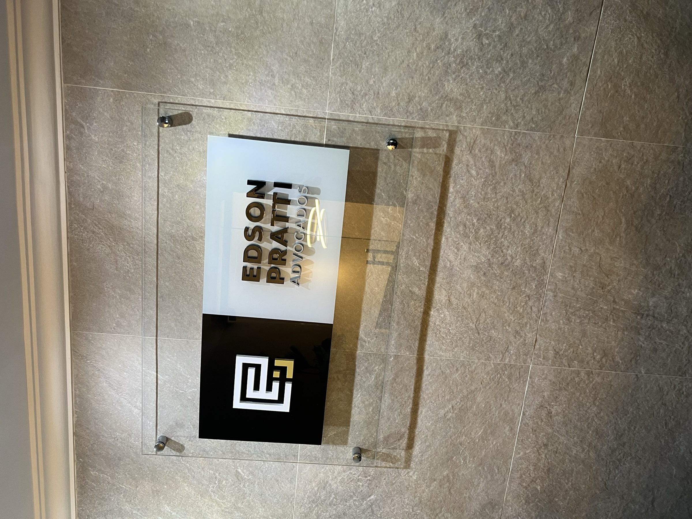Placa com o logotipo do Edson Pratti Advogados